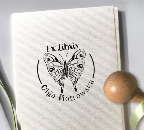 Motyl stempel imienny na zamówienie okrągły o średnicy 5 lub 6 cm