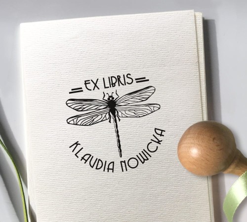 Stempel na zamówienie z ilustracją ważki w stylu art deco