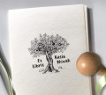 Pieczątka drewniana personalizowana z drzewem oliwnym.