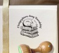 Śpiący kot na książkach - personalizowany stempel Ex libris