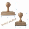 Duża drewniana pieczątka logo XL o wymiarach 80 x 60 mm.  Rączka z drewna bukowego o wymiarach 6 x 8 cm i wysokości 8,5 cm. Drewniana gałka ułatwia dobry chwyt.