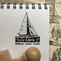 Personalizowany stempel Exlibris z jachtem żaglowym. Pomysł na prezent na urodziny