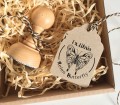 Stempel personalizowany motyl w pudełku pakowym wraz z odbiciem pieczątki
